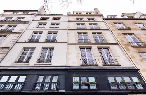 Les Iles Apartment | 110m2 a classic luxury home with memorable views of the seine on Quai de Bourbon