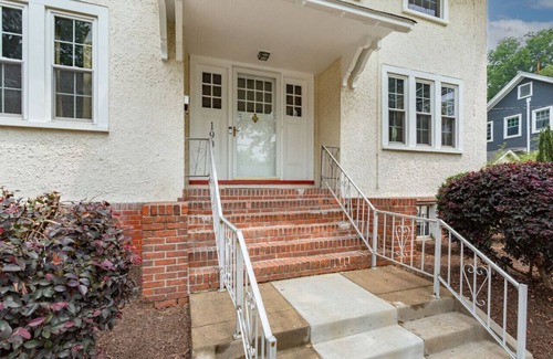 Norfolk House | 111) Massive 6 bedroom home with a Pool!