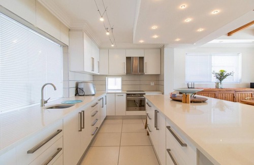 De Kelders House | 111 Memories | Coastal Calm & Contemporary Comfort in De Kelders