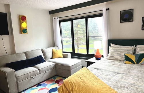 Snowshoe Condo | 1112 Ski In/Ski Out Condo - The Retro Roost
