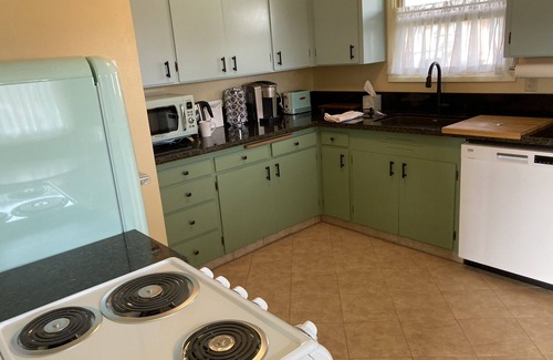 Southeast Salem House | 1123 The 3 Oaks 30 night fully furnished stay at a great price. Full Amenities!