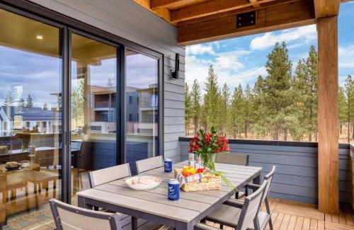 Bend House | 1127 Aerie Buyout 2 Units w Hot TubMountain Views Near Downtown