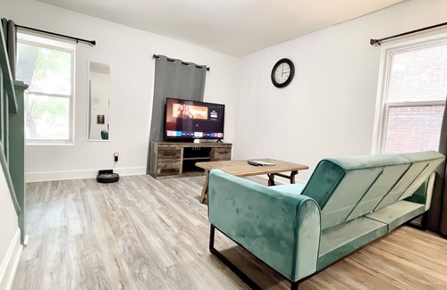 Downtown Dubuque Apartment | 1129 #2/Charming 1-bedroom apartment with WiFi, AC, Free parking