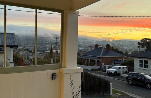 South Launceston House | 11Eardley|5min to CBD | 2 Bedrooms | Free parking