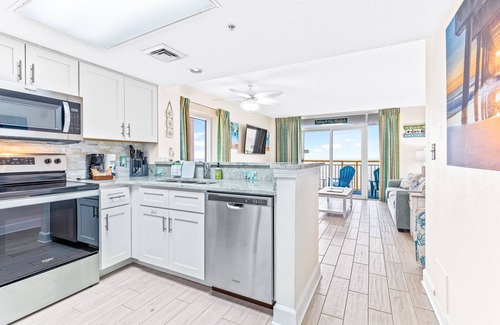 Crescent Beach Condo | 11th-floor oceanfront condo with hot tub, pool, & central AC
