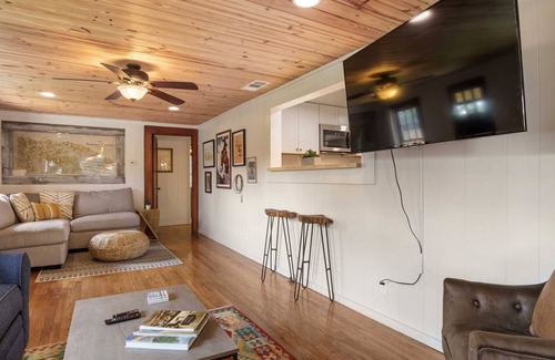 Bandera House | 11th street house -Walk to Cowboy Bar