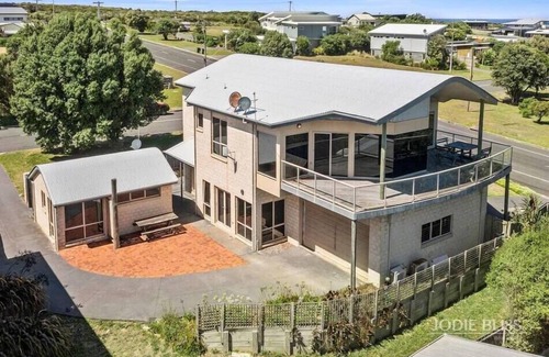 Port Campbell House | 12 Apostles Beach House; with ocean & valley views