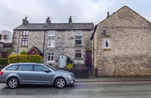 Tideswell Cottage | 12 BUXTON ROAD, pet friendly, with a garden in Tideswell