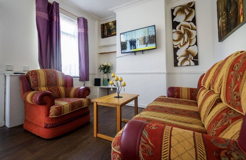 Stoke-on-Trent Apartment | 12 Cornwallis Lodge Family Room 2