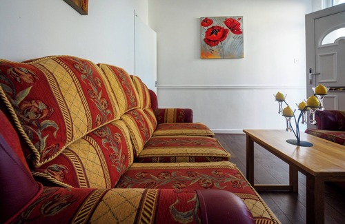 Stoke-on-Trent Apartment | 12 Cornwallis Lodge Family Room 2