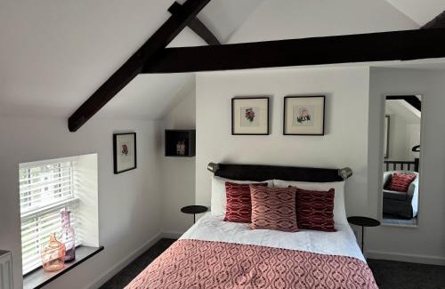 Crickhowell House | 12 Crickhowell Cottages, Town Centre Location