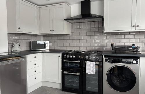 Crickhowell House | 12 Crickhowell Cottages, Town Centre Location