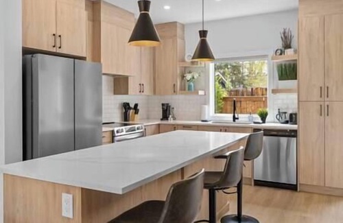 Southwest Calgary House | 12 Guests | 2 King Beds | Ping Pong| 6 BR| Garage