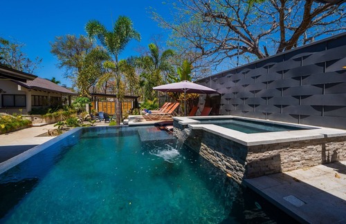 Playa Langosta House | 12 Guests 5 Bedrooms Private Pool Firepit Walk to Beach