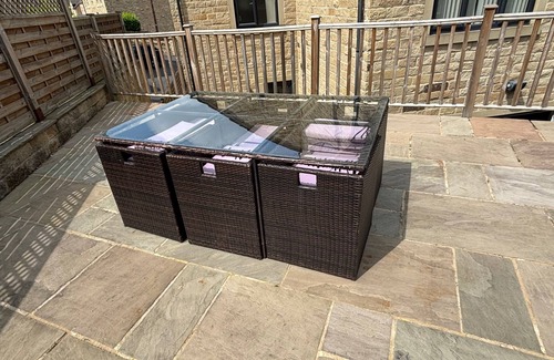 Denby Dale House | 12 Guests - Hot Tub - Free Parking in Huddersfield