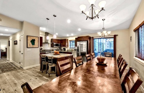 Montgomery Estates Cabin | 12 Guests+Kids, 13 Beds, Private Hot Tub, Fully Remodeled, Pool Table, Pet Friendly, A/C