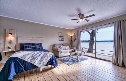 Hot Springs Hotel | #12 Main Channel - Double Bed Room