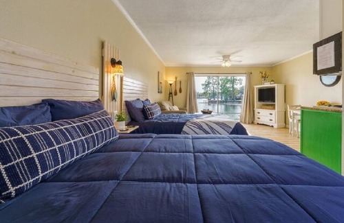 Hot Springs Hotel | #12 Main Channel - Double Bed Room