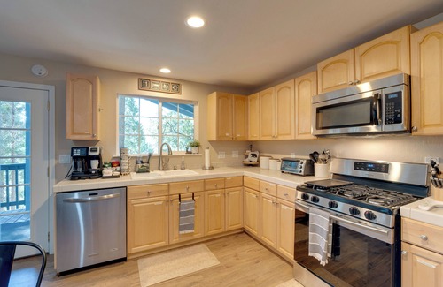 Pollock Pines Cabin | 12 Mi to Apple Hill: Family-Friendly Cabin Retreat
