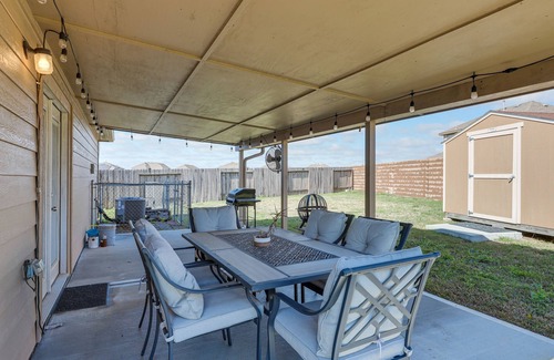 Santa Fe House | 12 Mi to Beach: Texas Gulf Coast Home w/Fire Pit