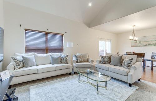 Gateway House | 12 Mi to DIA Cozy Denver Townhome with Fireplace!