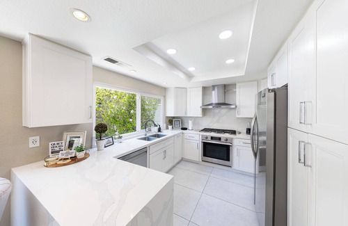 Orange House | 12 Mi to Disneyland! Sleek Suburban Home
