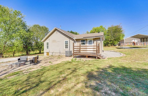 Bentonville - Fayetteville House | 12 Mi to Dtwn Fayetteville: Home w/Fire Pit!
