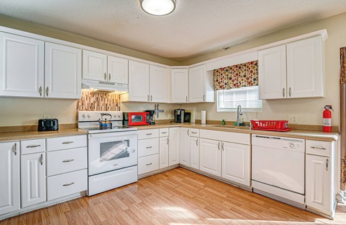 Conway House | 12 Mi to Myrtle Beach: Peaceful Abode in Conway!