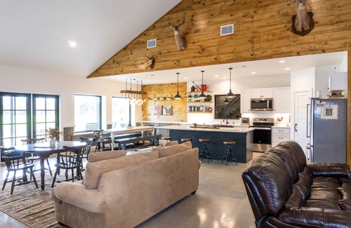 Fayetteville House | 12 minutes to Antique Shopping near Warrenton, & Round Top TX.