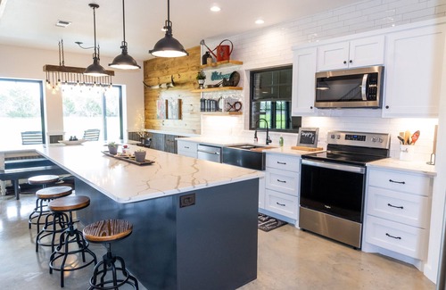 Fayetteville House | 12 minutes to Antique Shopping near Warrenton, & Round Top TX.