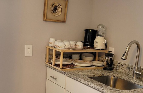 Mosby Apartment | 12 minutes to downtown/Airport. Center location to any path you wish to take.