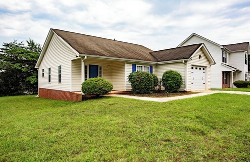 Greensboro House | 12 minutes to Wet 'n Wild Water Park! Family-sized 3 bedroom cozy happy home!