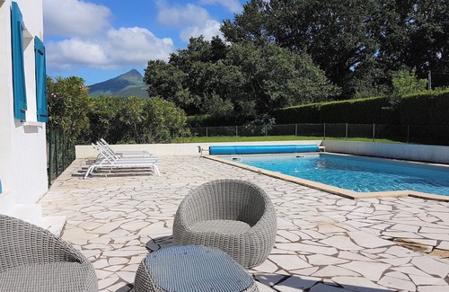 Urrugne House | 12 persons - 6 bedrooms - quiet - swimming pool - mountain view - 6km St Jean Lu