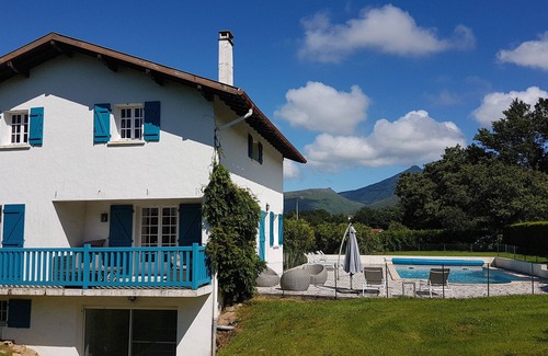 Urrugne House | 12 persons - 6 bedrooms - quiet - swimming pool - mountain view - 6km St Jean Lu