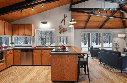 Sunriver House | 12 Quartz Mtn - Updated and Classy! Pickleball, SHARC, Fireplace, Backs to Sunriver Forest