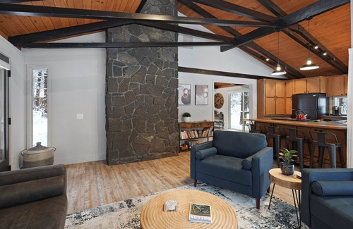 Sunriver House | 12 Quartz Mtn - Updated and Classy! Pickleball, SHARC, Fireplace, Backs to Sunriver Forest