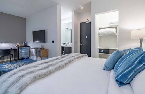 West End Hotel | 121 Hotel by AvantStay | Chic & Modern Superior Suite In Ideal Location!