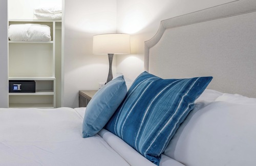 West End Hotel | 121 Hotel by AvantStay | Chic & Modern Superior Suite In Ideal Location!