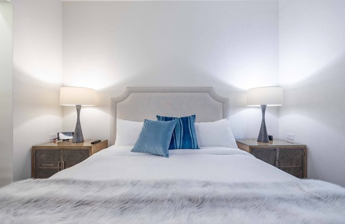 West End Hotel | 121 Hotel by AvantStay | Chic & Modern Superior Suite In Ideal Location!