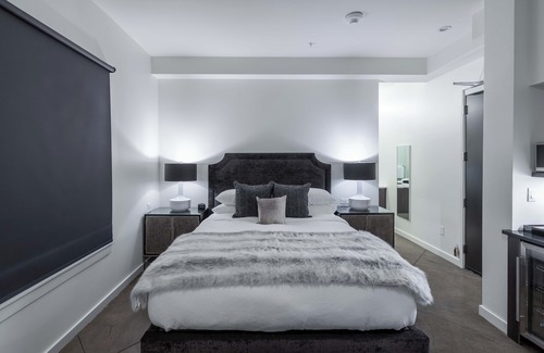 West End Hotel | 121 Hotel by AvantStay | Modern Executive Suite w/Juliet Balcony In Nashville!