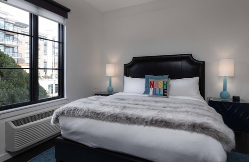 West End Hotel | 121 Hotel by AvantStay | Chic & Modern Deluxe Suite In Ideal Nashville Location!
