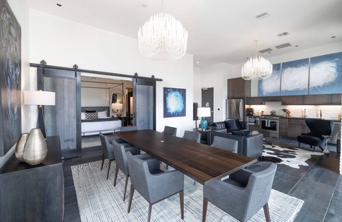 West End Hotel | 121 Hotel by AvantStay | Modern Penthouse Suite w/Living Area & Kitchen!