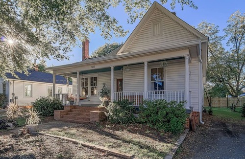 Earlewood Apartment | 1217 - Right Side · Queen Anne Victorian - Traveler's Apartment