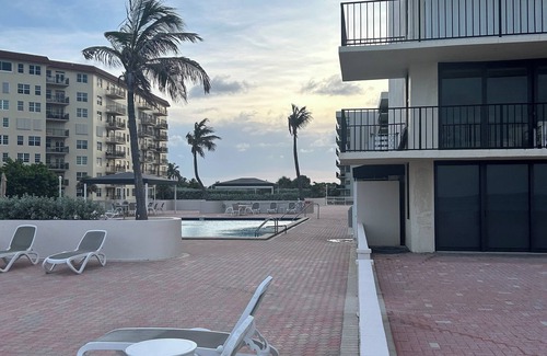 Hypoluxo Island Condo | 1224 sq fr condo on the sand in palm beach