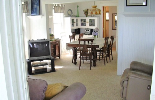 Ashville Cottage | 125 Ft of Lake Frontage - 5 Bedrooms, 2 Bathrooms