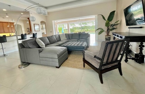 Groveland House | 12950 Bellerive drive