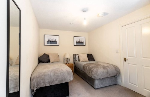 Swindon Apartment | 12FC Apartment 2 Bedroom Sleeps 4 Long Stay Disc