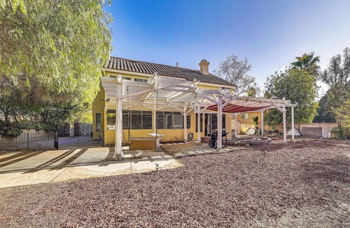 Corona House | 13 Mi to Dtwn Riverside: SoCal Family Home!