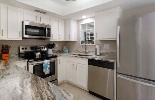 West Bradenton House | 13 MINUTES to AMI beaches, GORGEOUS NW BRADENTON, Heated Pool (See Note)