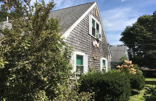 Falmouth House | 13 Quiet duplex by the beach, short walk to Falmouth Village, high-speed WiFi.